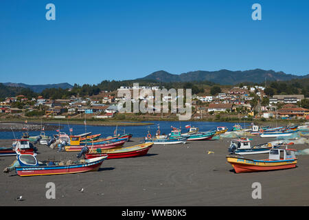 Bunte Fischerboote am Strand in dem kleinen Fischerdorf Curanipe in der Region Maule in Chile. Stockfoto