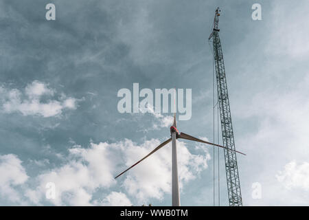 Eine große Windparks mit vielen Windkraftanlagen in der Nähe einer kleinen Stadt in Norddeutschland gebaut Stockfoto