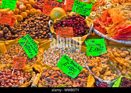 Buntes Obst und Gemüse aus biologischem Anbau in einem italienischen Markt ausgestellt Stockfoto