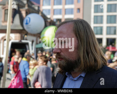 Frankfurt am Main, Deutschland. 14. September 2019. Anton Hofreiter, der Fraktionsvorsitzende von Bündnis 90/Die Grünen im Deutschen Bundestag (Parlament), gibt ein Interview vor der Öffnung Rallye. Rund 25.000 Klima Aktivisten protestierten außerhalb der 2019 Internationale Automobil-Ausstellung (IAA) gegen Autos und für eine bessere öffentliche Verkehrsmittel und Bedingungen für Fahrräder. 18:00 von ihnen nahmen an einer fahrradrallye, der von mehreren Stadt im weiteren Rhein-Main-Gebiet nach Frankfurt. Stockfoto