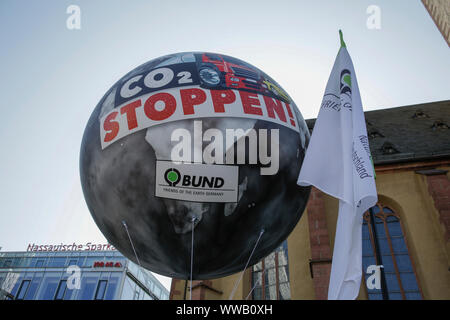 Frankfurt am Main, Deutschland. 14. September 2019. Ein großer Ballon, der liest'S top CO2" über den Protest fliegt. Rund 25.000 Klima Aktivisten protestierten außerhalb der 2019 Internationale Automobil-Ausstellung (IAA) gegen Autos und für eine bessere öffentliche Verkehrsmittel und Bedingungen für Fahrräder. 18:00 von ihnen nahmen an einer fahrradrallye, der von mehreren Stadt im weiteren Rhein-Main-Gebiet nach Frankfurt. Stockfoto