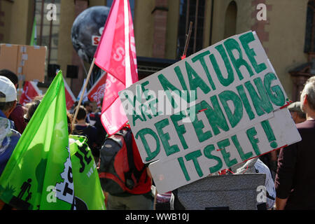 Frankfurt am Main, Deutschland. 14. September 2019. Eine Demonstrantin hält ein Schild mit der Aufschrift "Wir sind Natur wehrt sich!". Rund 25.000 Klima Aktivisten protestierten außerhalb der 2019 Internationale Automobil-Ausstellung (IAA) gegen Autos und für eine bessere öffentliche Verkehrsmittel und Bedingungen für Fahrräder. 18:00 von ihnen nahmen an einer fahrradrallye, der von mehreren Stadt im weiteren Rhein-Main-Gebiet nach Frankfurt. Stockfoto