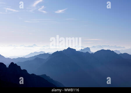 Abendlicher Blick über italienische Julischen Alpen von Montasio Plateau, Sella Nevea, Italien, Friaul Stockfoto