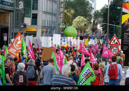 Frankfurt am Main, Deutschland. 14. September 2019. Tausende von Menschen März mit Fahnen und Flaggen durch die Frankfurter Innenstadt. Rund 25.000 Klima Aktivisten protestierten außerhalb der 2019 Internationale Automobil-Ausstellung (IAA) gegen Autos und für eine bessere öffentliche Verkehrsmittel und Bedingungen für Fahrräder. 18:00 von ihnen nahmen an einer fahrradrallye, der von mehreren Stadt im weiteren Rhein-Main-Gebiet nach Frankfurt. Stockfoto