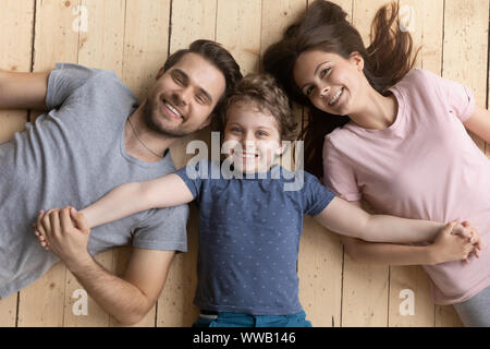 Oben Ansicht gerne angenommen, kleinen Jungen halten sich an den Händen der Eltern. Stockfoto