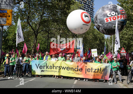 Frankfurt am Main, Deutschland. 14. September 2019. Die Demonstranten tragen die vordere Banner die ' Verkehr Politik u-jetzt' geschrieben. Rund 25.000 Klima Aktivisten protestierten außerhalb der 2019 Internationale Automobil-Ausstellung (IAA) gegen Autos und für eine bessere öffentliche Verkehrsmittel und Bedingungen für Fahrräder. 18:00 von ihnen nahmen an einer fahrradrallye, der von mehreren Stadt im weiteren Rhein-Main-Gebiet nach Frankfurt. Stockfoto