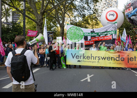 Frankfurt am Main, Deutschland. 14. September 2019. Die Demonstranten tragen die vordere Banner die ' Verkehr Politik u-jetzt' geschrieben. Rund 25.000 Klima Aktivisten protestierten außerhalb der 2019 Internationale Automobil-Ausstellung (IAA) gegen Autos und für eine bessere öffentliche Verkehrsmittel und Bedingungen für Fahrräder. 18:00 von ihnen nahmen an einer fahrradrallye, der von mehreren Stadt im weiteren Rhein-Main-Gebiet nach Frankfurt. Stockfoto
