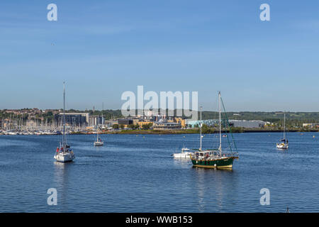 Yachten vor Anker in der Bucht von Cardiff warten auf die Eröffnung der Bay Barrage Schleusentore Stockfoto