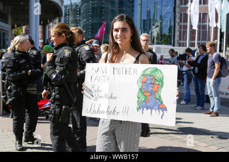 Frankfurt am Main, Deutschland. 14. September 2019. Öffentlicher Personennahverkehr rund 25.000 Klima Aktivisten protestierten außerhalb der 2019 Internationale Automobil-Ausstellung (IAA) gegen Autos und für eine bessere öffentliche Verkehrsmittel und Bedingungen für Fahrräder. 18:00 von ihnen nahmen an einer fahrradrallye, der von mehreren Stadt im weiteren Rhein-Main-Gebiet nach Frankfurt. Stockfoto