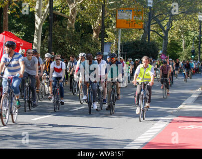 Frankfurt am Main, Deutschland. 14. September 2019. Die fahrradrallye erreicht die schließen Rallye - Rund 25.000 Klima Aktivisten außerhalb der 2019 Internationale Automobil-Ausstellung (IAA) gegen Autos und für eine bessere öffentliche Verkehrsmittel und Bedingungen für Fahrräder protestiert. 18:00 von ihnen nahmen an einer fahrradrallye, der von mehreren Stadt im weiteren Rhein-Main-Gebiet nach Frankfurt. Stockfoto