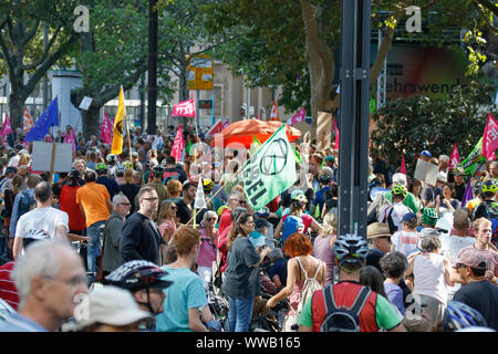 Frankfurt am Main, Deutschland. 14. September 2019. Tausende von Aktivisten haben außerhalb der Frankfurter Messehallen für die schließende Kundgebung versammelt. Rund 25.000 Klima Aktivisten protestierten außerhalb der 2019 Internationale Automobil-Ausstellung (IAA) gegen Autos und für eine bessere öffentliche Verkehrsmittel und Bedingungen für Fahrräder. 18:00 von ihnen nahmen an einer fahrradrallye, der von mehreren Stadt im weiteren Rhein-Main-Gebiet nach Frankfurt. Stockfoto