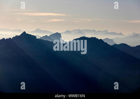 Abendlicher Blick über italienische Julischen Alpen von Montasio Plateau, Sella Nevea, Italien, Friaul Stockfoto