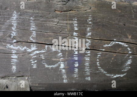 Hallo mit Kreide auf einer alten Holzbalken geschrieben Stockfoto