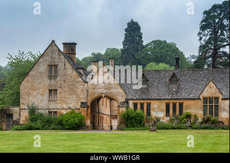 Stanway Herrenhaus gebaut in Jakobinischen Architektur 1630 in guiting gelben Stein, in der Cotswold Dorf Stanway, Gloucestershire, Cotswolds Stockfoto