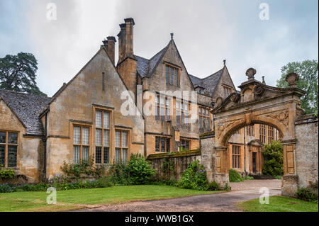 Stanway Herrenhaus gebaut in Jakobinischen Architektur 1630 in guiting gelben Stein, in der Cotswold Dorf Stanway, Gloucestershire, Cotswolds Stockfoto