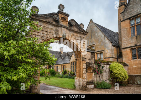 Stanway Herrenhaus gebaut in Jakobinischen Architektur 1630 in guiting gelben Stein, in der Cotswold Dorf Stanway, Gloucestershire, Cotswolds Stockfoto