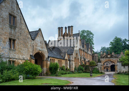 Stanway Herrenhaus gebaut in Jakobinischen Architektur 1630 in guiting gelben Stein, in der Cotswold Dorf Stanway, Gloucestershire, Cotswolds Stockfoto