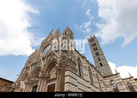 Blick auf die Fassade und der Glockenturm der Kathedrale Santa Maria Assunta, Siena - Italien Stockfoto