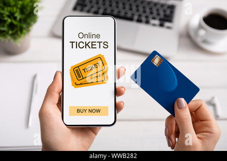 Woman Holding mit online Tickets App und Kreditkarte smartphone Stockfoto