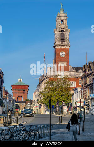 COLCHESTER HIGH STREET, JUMBO WASSERTURM AM ENDE UND DAS RATHAUS AUF DER RECHTEN SEITE Stockfoto