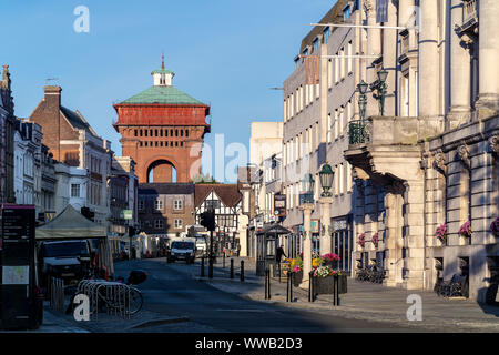 COLCHESTER HIGH STREET, JUMBO WASSERTURM AM ENDE UND DAS RATHAUS AUF DER RECHTEN SEITE UND MARKTSTÄNDE AUF DER LINKEN SEITE Stockfoto