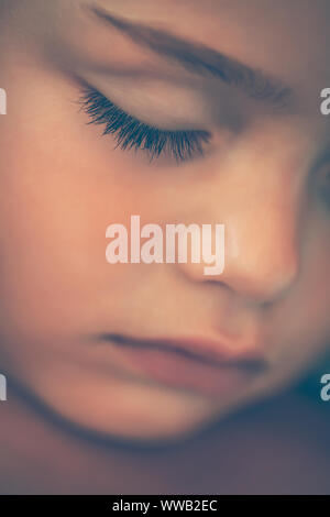 Closeup Portrait von einem schönen schlafenden Baby Boy mit einem schönen langen Wimpern, die Unschuld eines neugeborenen Kindes, neues Leben Konzept Stockfoto