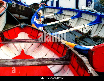 Irischen Fischerboote hochgezogen auf einer Rampe von Dalkey Hafen außerhalb Dublins. Stockfoto