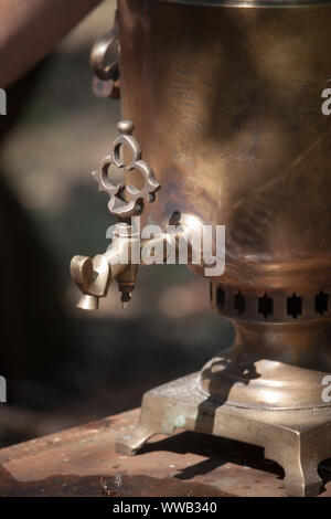 Detail eines alten Bronze samowar Holzofen im Freien, die Vorbereitung von Wasser für Tee brauen, selektiven Fokus Stockfoto