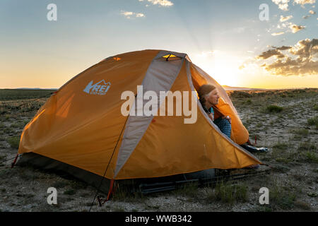 WY 03880-00 ... WYOMING - Campingplatz bei Sonnenaufgang in der Great Divide Basin, Sweetwater County, entlang der Großen Mountainbike Route teilen. Herr #S1 Stockfoto