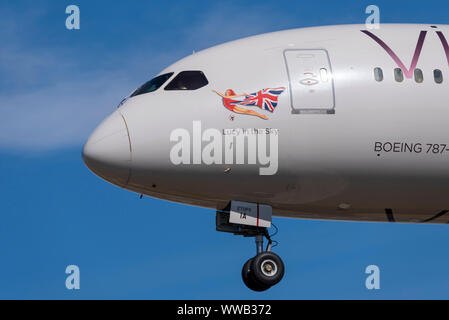 Virgin Atlantic Airways Boeing 787-9 Dreamliner Jet Airliner Flugzeug G-VDIA landet am Flughafen London Heathrow, London, Großbritannien. Sie heißt Lucy in the Sky Stockfoto