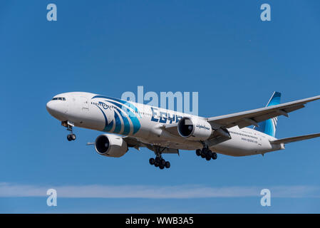 Die ÄgyptAir Boeing 777 -300 Jet Airliner Flugzeug SU-DDR landet am Flughafen London Heathrow in Hounslow, London, Großbritannien Stockfoto