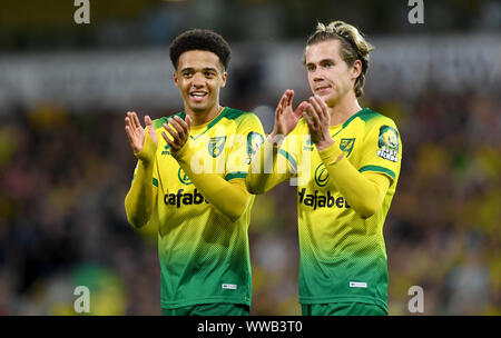 Norwich City Jamal Lewis (links) und Todd Cantwell begrüßen die Fans nach der Premier League Spiel im Carrow Road, Norwich. Stockfoto