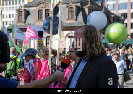 Frankfurt am Main, Deutschland. 14 Sep, 2019. Anton Hofreiter, der Fraktionsvorsitzende von Bündnis 90/Die Grünen im Deutschen Bundestag (Parlament), gibt ein Interview vor der Öffnung Rallye. Rund 25.000 Klima Aktivisten protestierten außerhalb der 2019 Internationale Automobil-Ausstellung (IAA) gegen Autos und für eine bessere öffentliche Verkehrsmittel und Bedingungen für Fahrräder. 18:00 von ihnen nahmen an einer fahrradrallye, der von mehreren Stadt im weiteren Rhein-Main-Gebiet nach Frankfurt. (Foto von Michael Debets/Pacific Press) Quelle: Pacific Press Agency/Alamy leben Nachrichten Stockfoto