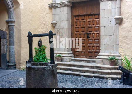 Las Palmas, Spanien - Jan 8, 2010: Schöne alte Gut und Holztür in das Columbus Haus auf Gran Canaria Stockfoto