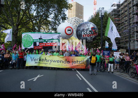 Frankfurt am Main, Deutschland. 14 Sep, 2019. Die Demonstranten tragen die vordere Banner die ' Verkehr Politik u-jetzt' geschrieben. Rund 25.000 Klima Aktivisten protestierten außerhalb der 2019 Internationale Automobil-Ausstellung (IAA) gegen Autos und für eine bessere öffentliche Verkehrsmittel und Bedingungen für Fahrräder. 18:00 von ihnen nahmen an einer fahrradrallye, der von mehreren Stadt im weiteren Rhein-Main-Gebiet nach Frankfurt. (Foto von Michael Debets/Pacific Press) Quelle: Pacific Press Agency/Alamy leben Nachrichten Stockfoto