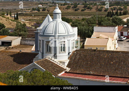 Die Kuppel der Kirche Unserer Lieben Frau der Märtyrer - Igreja Matriz in Castro Marim, Algarve Portugal Stockfoto