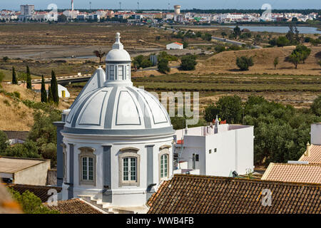 Die Kuppel der Kirche Unserer Lieben Frau der Märtyrer - Igreja Matriz in Castro Marim, Algarve Portugal Stockfoto