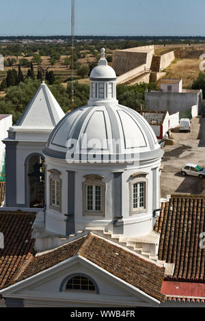 Die Kuppel der Kirche Unserer Lieben Frau der Märtyrer - Igreja Matriz in Castro Marim, Algarve Portugal Stockfoto