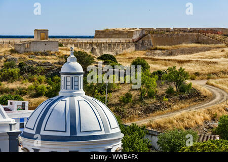 Die Kuppel der Kirche Unserer Lieben Frau der Märtyrer und der Festung in Castro Marim, Algarve Portugal Stockfoto