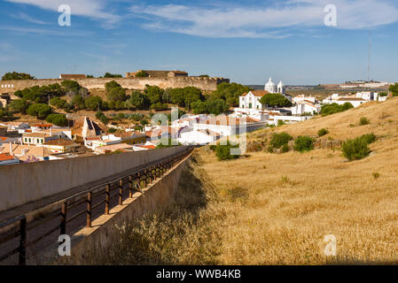 Die Kirche Unserer Lieben Frau von der Märtyrer - Igreja Matriz und die Festung in Castro Marim, Algarve Portugal Stockfoto