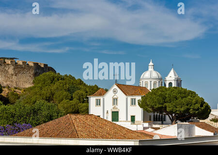 Die Kirche Unserer Lieben Frau von der Märtyrer - Igreja Matriz und die Festung in Castro Marim, Algarve Portugal Stockfoto