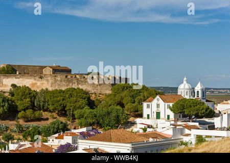 Die Kirche Unserer Lieben Frau von der Märtyrer - Igreja Matriz und die Festung in Castro Marim, Algarve Portugal Stockfoto