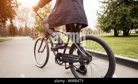 Aktiver Mann mit dem Fahrrad zur Arbeit, Erntegut Stockfoto