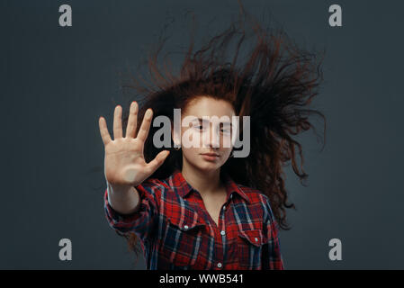 Die junge Frau die Hand auf transparentem Glas zerquetscht Stockfoto