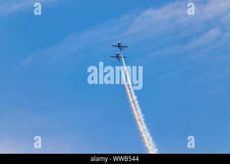 Royal Canadian Air Force Flugzeuge fliegen in der 70. Jahrestag Canadian International Air Show. Stockfoto