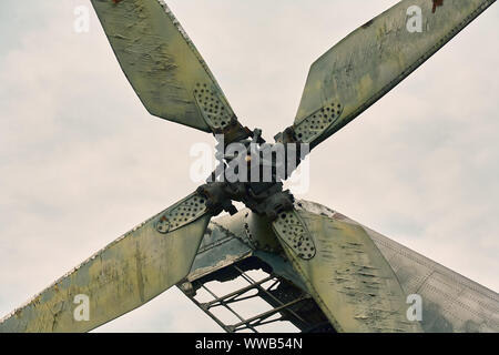 Der Propeller des Hubschraubers close-up gegen einen grauen Himmel. Farbe Muskelaufbau. Stockfoto