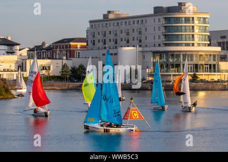 Merseyside, UK. 14 Sep, 2019. Dämmerung taucht für Wettbewerber im Southport 24 Stunden Rennen. Eine nationale segeln Langstreckenrennen für Zweihandbedienung Jollen, mit bis zu 70 Firefly, Lerche, Enterprise und GP 14 Bootscrews konkurrieren. Die anstrengenden Rennen, die von der West Lancs Yacht Club gehostet wird, beginnt um 12 Uhr am Samstag mit dem Kandidaten ihre jollen nicht racing-stop, um die Resorts Marine Lake Finishing, 12.00 Uhr, 24 Stunden später. Segeln Fähigkeiten und Ausdauer auf eine harte Probe während der 12 Stunden der Finsternis. Credit: MediaWorldImages/Alamy leben Nachrichten Stockfoto