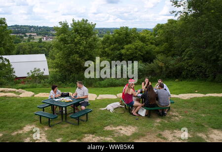 Glarus, WI USA. Apr 2018. Außerhalb des New Glarus Brewing Co. mit Bier Verkostungen, Speichern, und grosse Terrasse zu entspannen und das Bier genießen. Stockfoto