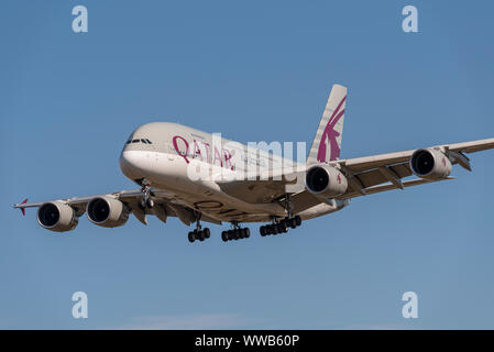 Qatar Airways Airbus A380 Super Jumbo Jet Flugzeug A7-APB landet am London Heathrow Airport in Hounslow, London, Großbritannien Stockfoto