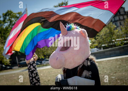 London, Großbritannien. 14. September, 2019. Hunderte von Transgender und Unterstützer sammeln in der Nähe von Wellington Arch zum ersten Trans Pride bereit, durch die Stadt. In Aktivismus verwurzelt, Aufruf zur Veränderung und feiert auch das Leben von Menschen auf der ganzen Welt, Trans Pride zielt darauf ab, die weitere Sensibilisierung auf laufende Angriffe auf trans Menschen zu bringen, sowohl online als auch in der realen Welt. Polizei Daten im Juni ergab, dass transphober Hassverbrechen bis um 81 Prozent im vergangenen Jahr. Credit: Guy Corbishley/Alamy leben Nachrichten Stockfoto